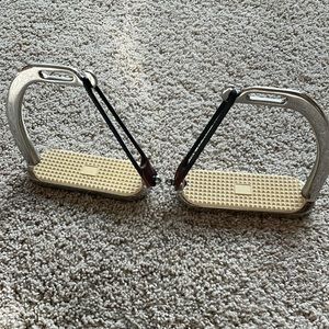 Coronet break away stir ups